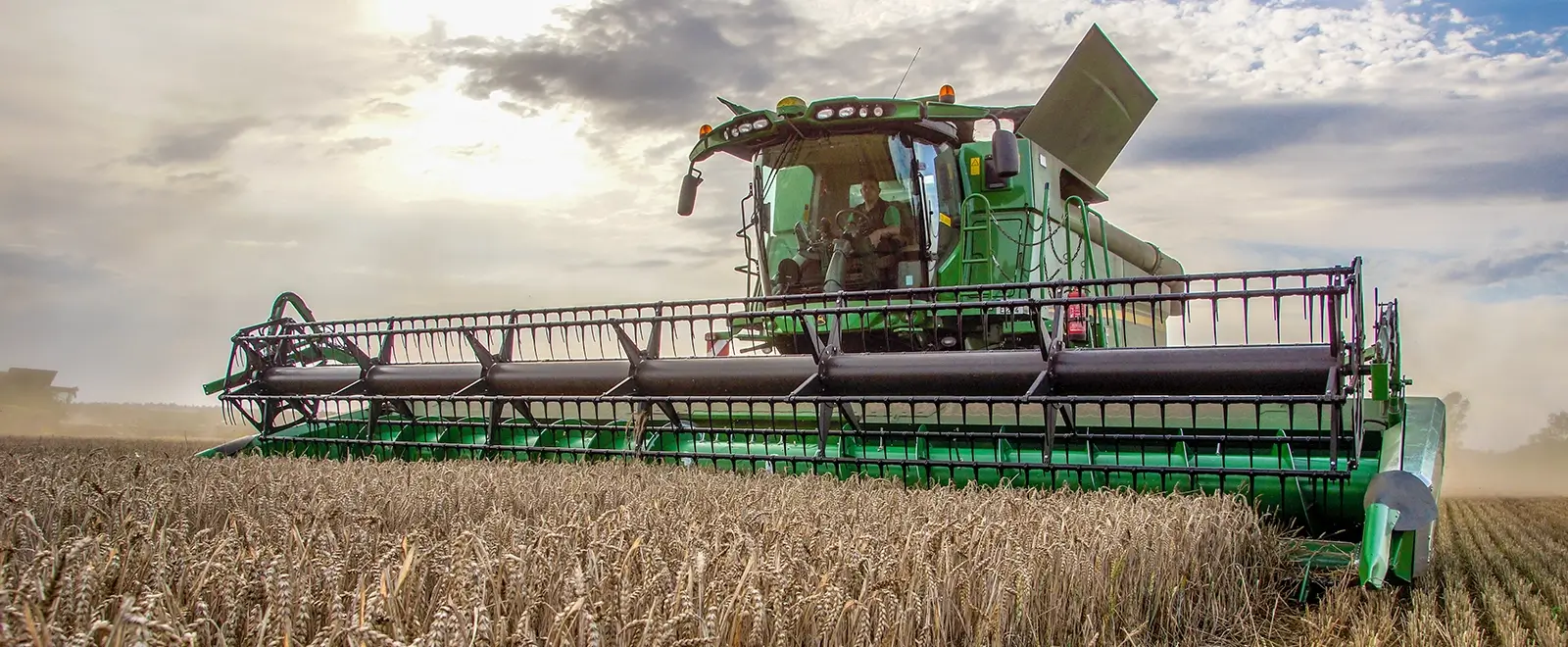 Premium Flow Schneidwerk-Landmaschine auf dem Feld