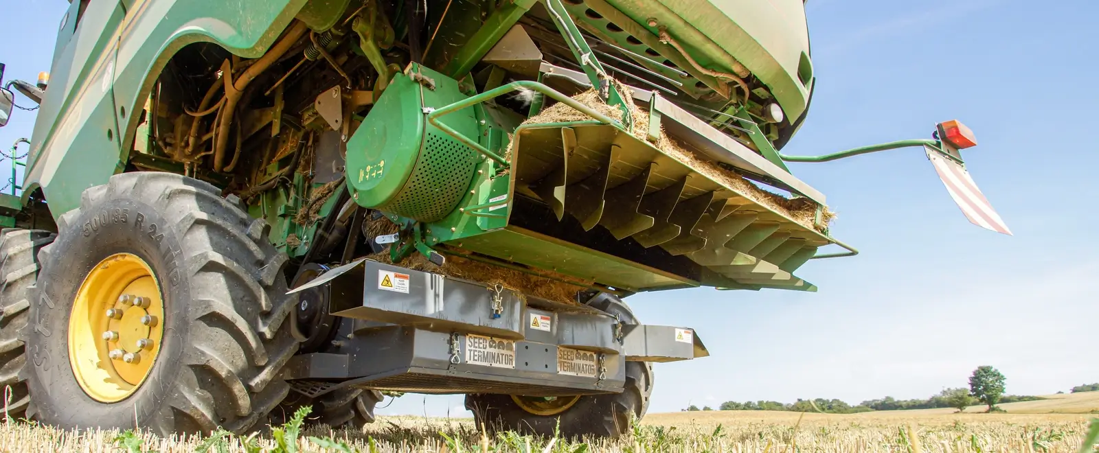 Seed Terminator Hammermühle aus der Froschperspektive auf dem Stoppelfeld