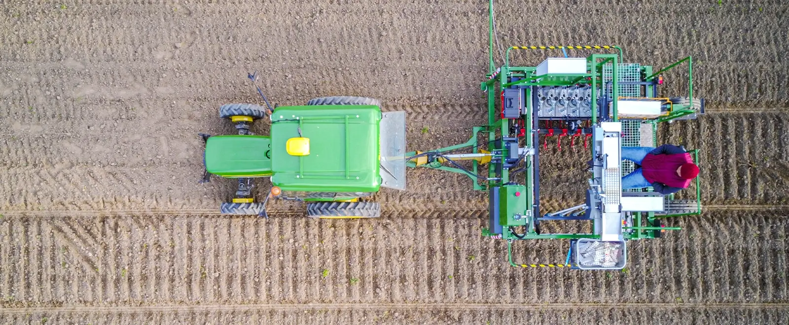 ZÜRN D96 Transversal Seeder auf dem kahlen Feld, Drohnenaufnahme