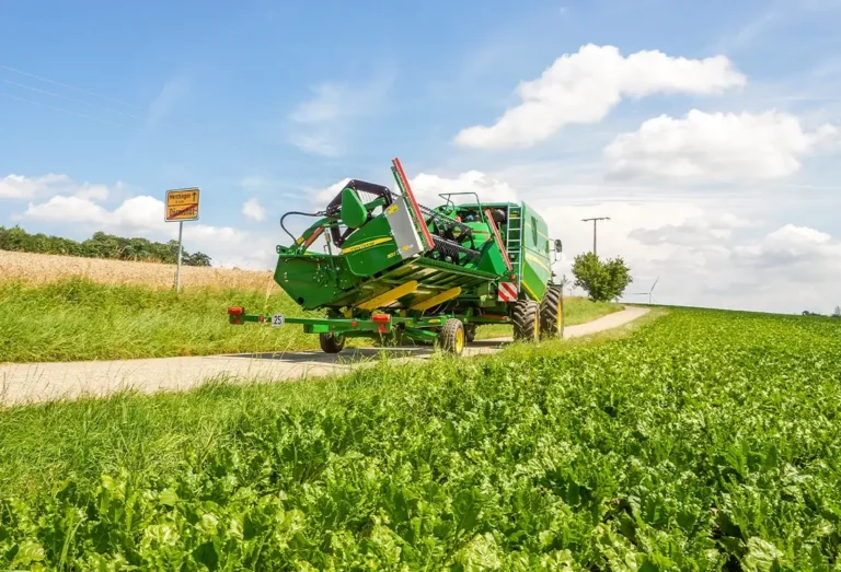 Transporter SWW 300 von Deere Einachser auf dem Feldweg