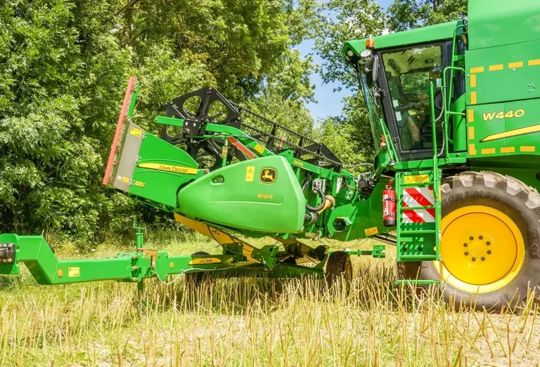 Transporter SWW 300 von Deere Einachser auf der Wiese