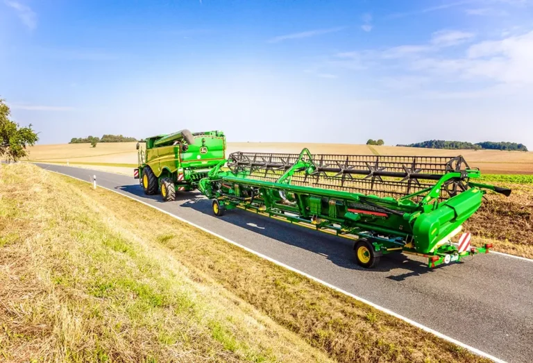 Transporter SWW X6 fährt auf der Straße