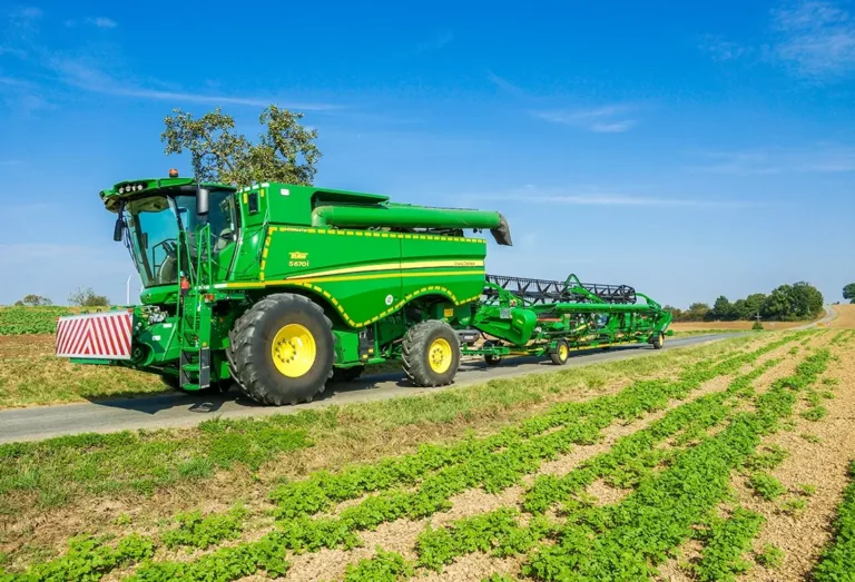 Transporter SWW X6 transportiert Schneidwerk auf das Feld