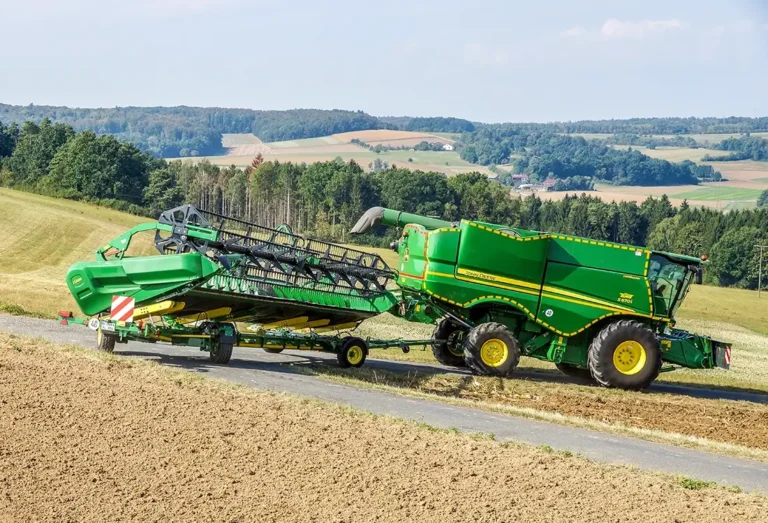 Transporter SWW X6 fährt eine Kurve vom Feldweg auf das Feld