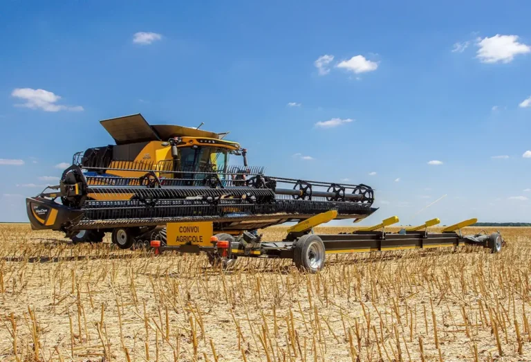 Transporter SWW X6 legt Schneidwerk auf Feld ab