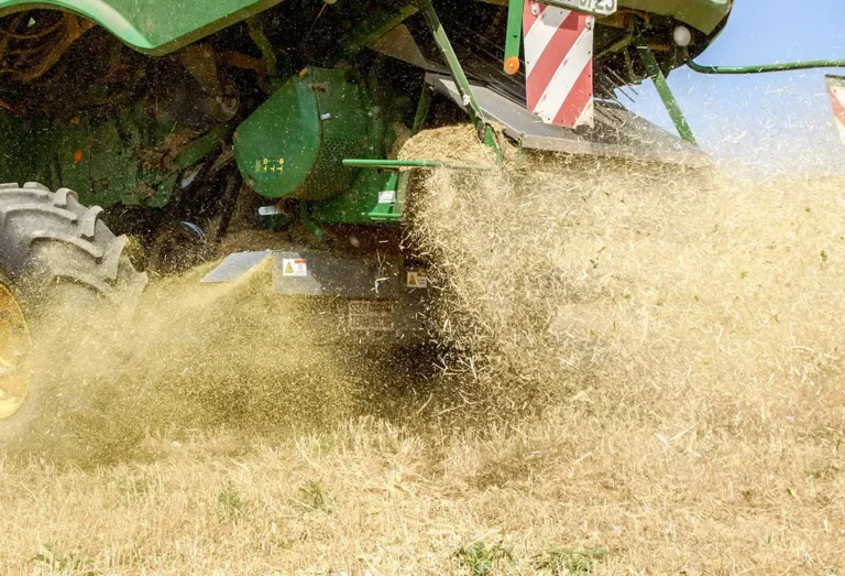 Seed Terminator John Deere Hammermühle auf dem Feld