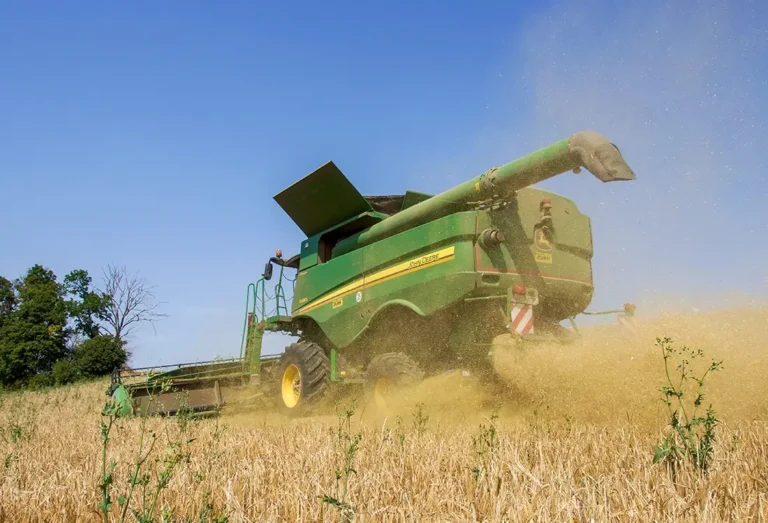 Seed Terminator John Deere Hammermühle auf dem Feld