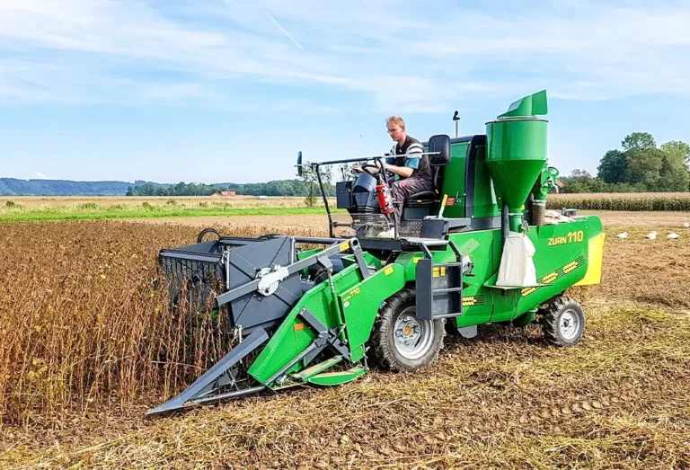 ZÜRN 110 Parzellenmähdrescher erntet Soja