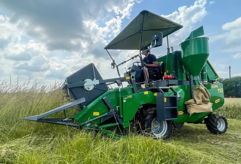 ZÜRN 110 Parzellenmähdrescher bei der Grassamenernte