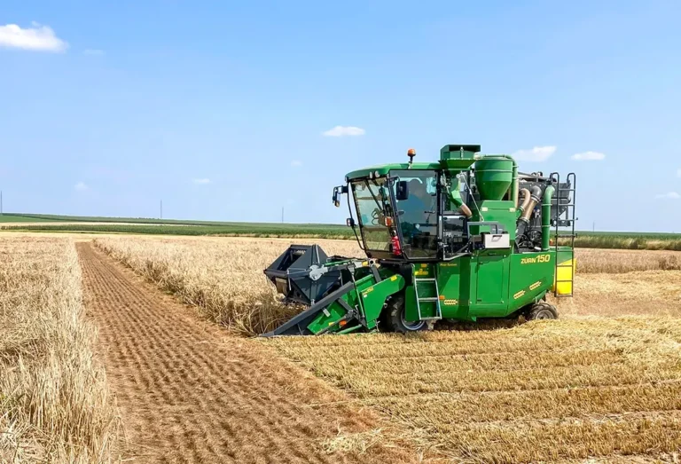 ZÜRN 150 bei der Sojaernte auf dem Feld