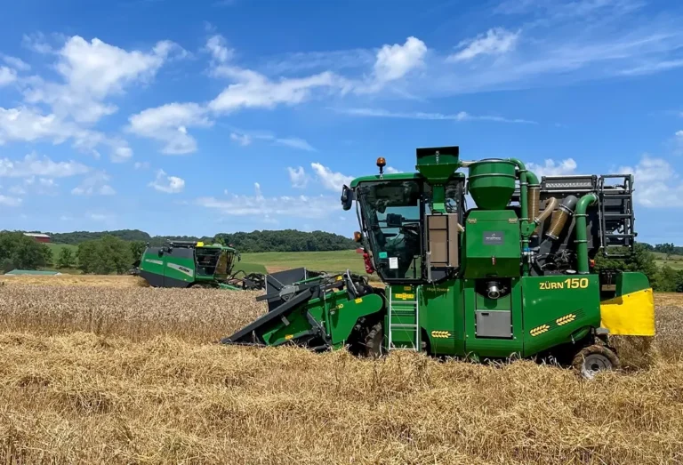 ZÜRN 150 doppelt auf dem Feld bei der Ernte