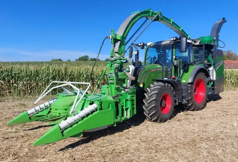 ZÜRN 700 Probenehmer mit Häcksler auf dem trockenen Feld, Frontansicht