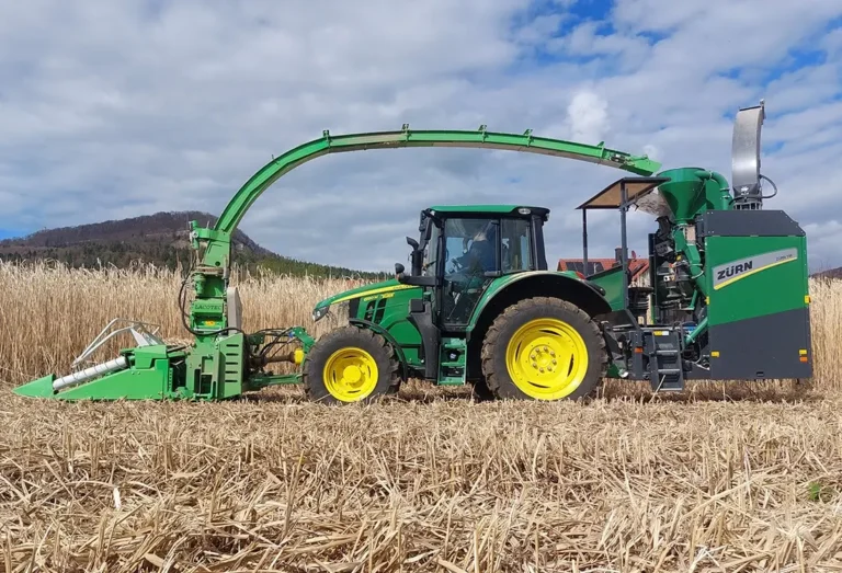 Zürn Maschine an Traktor auf dem Weizenfeld Seitenansicht