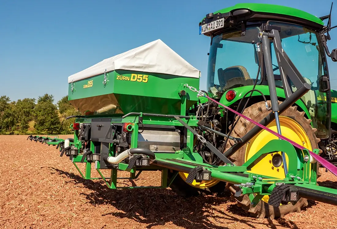 Zürn D55 hinter Traktor auf dem kahlen Feld