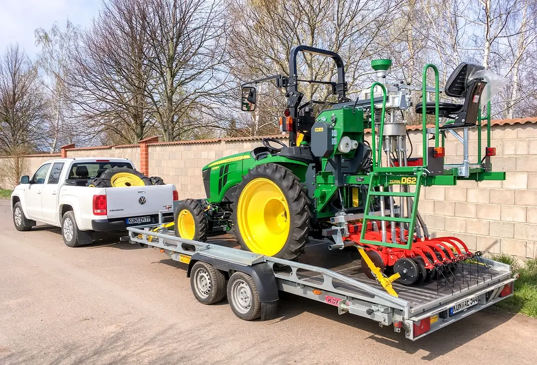 Zürn D62 auf dem Anhänger hinter weißem Pickup