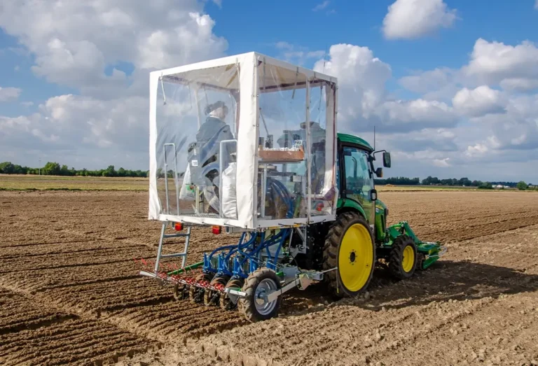 ZÜRN D82 Seeder auf dem braunen Acker