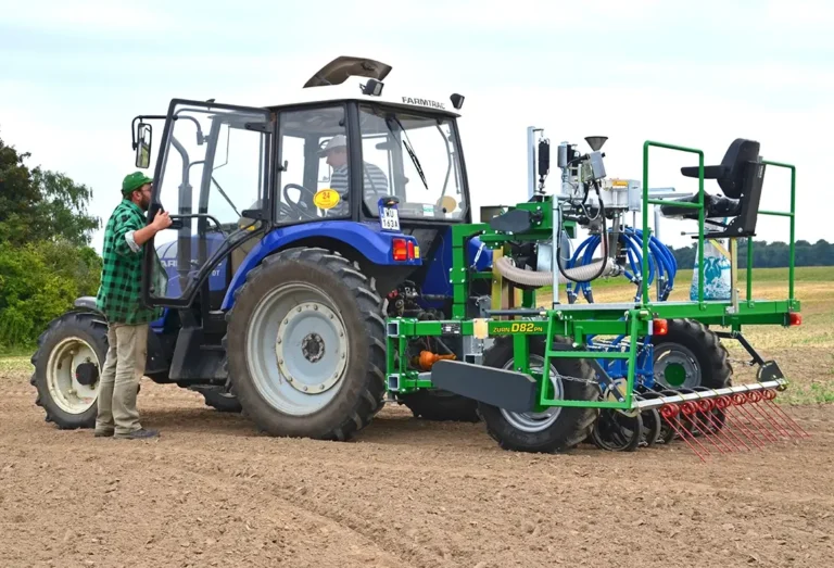 ZÜRN D82 Seeder auf dem braunen Acker