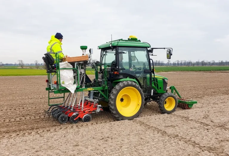 ZÜRN D82 Sämaschine auf dem braunen Acker