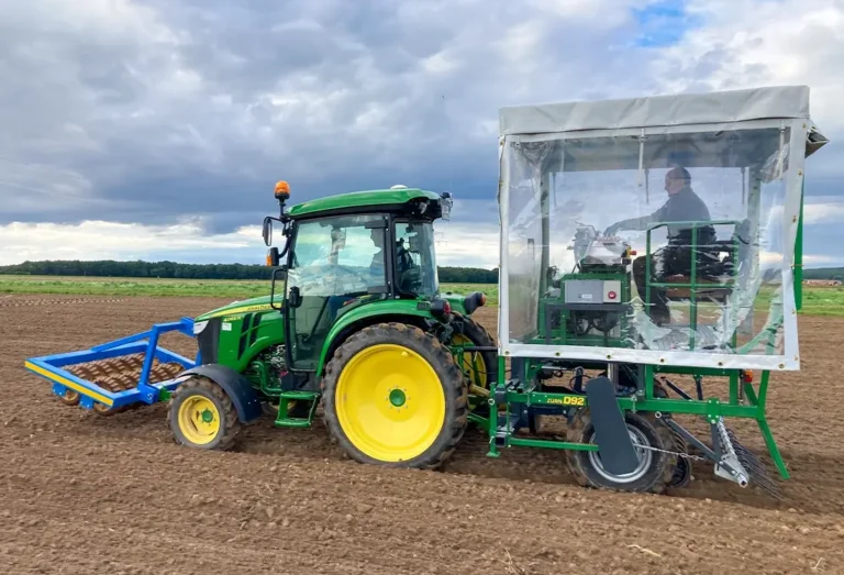 ZÜRN D92 mit Regenverdeck auf dem Feld