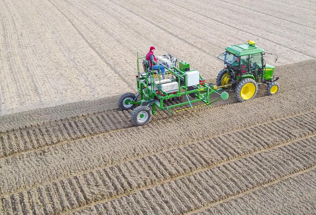 ZÜRN D96 Seeder auf dem Feld, Drohnenaufnahme