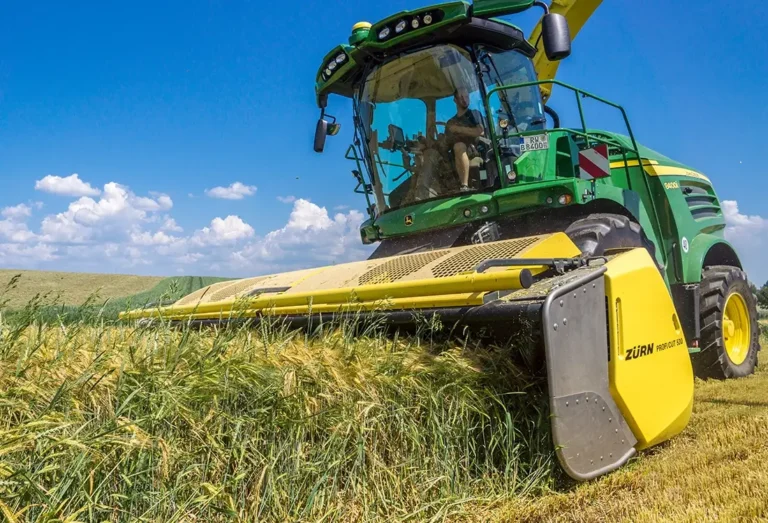 Profi Cut vor Trecker auf dem Feld