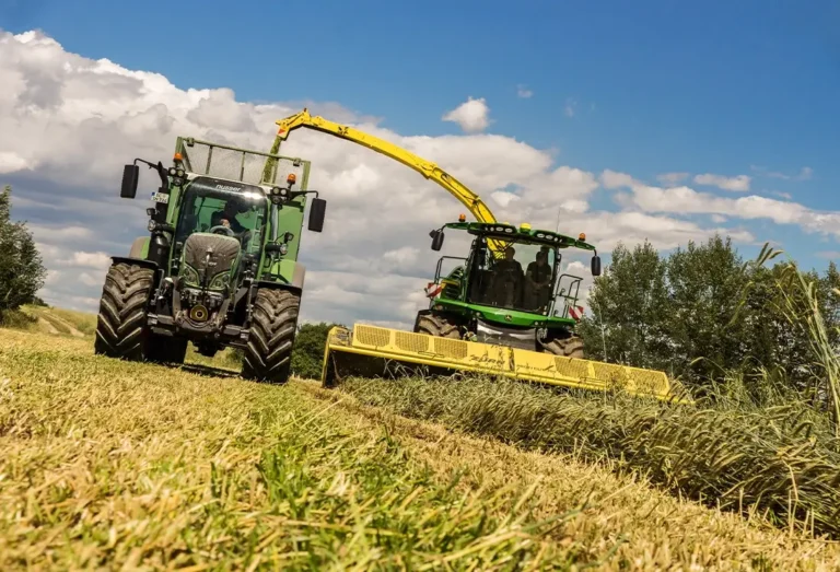 Profi Cut mit Ladewagen, der Schnittgut sammelt