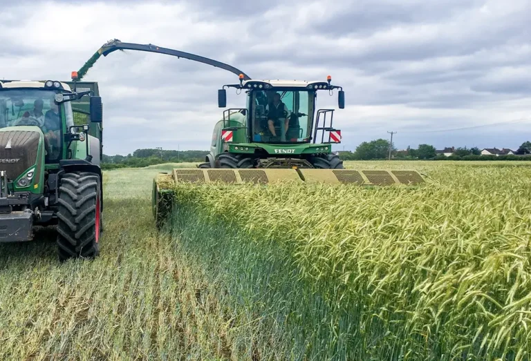 Profi Cut schneidet Gerste und befördert Dresch in den Ladewagen Ansicht vorne