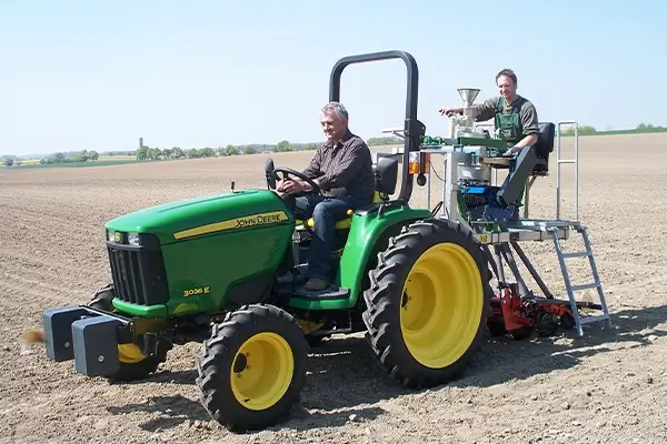 Parzellen Sätechnik auf dem kahlen Acker