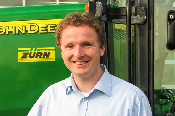 Rolf Zürn Portrait vor John Deere Maschine