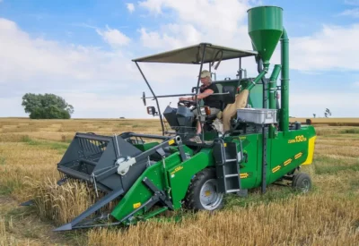 ZÜRN 130 Parzellenmähdrescher drescht Weizen