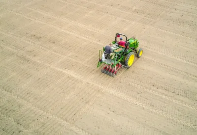 ZÜRN D62 Seeder auf dem Feld, Drohnenaufnahme