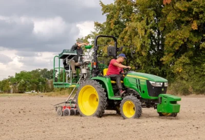 ZÜRN D62 John Deere Seeder auf dem Feld