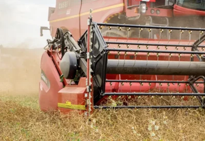 Raps Compact Seitentrenner rot auf dem Feld