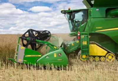 Raps Profi Deere Rapsernte Seitenansicht auf dem Feld