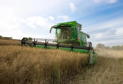 Raps Profi Deere Hillmaster auf dem Feld