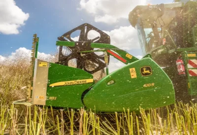 Raps Profi Deere bei der Ernte auf dem Feld, Seitenansicht