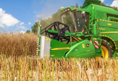 Raps Profi Deere Frosch auf dem Feld